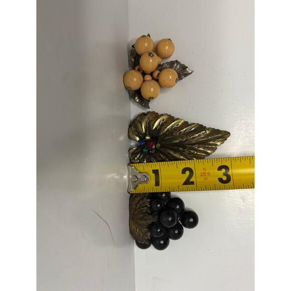 Vntg Deco Shoe Fur Clips Grapes Grape Leaf Mixed Metal Wood Bakelite Rhinestone - Picture 8 of 8